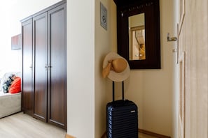 Comfort-Apartment, Blick auf den Innenhof | Wohnbereich | 32-Zoll-Flachbildfernseher mit Kabelempfang, Fernseher