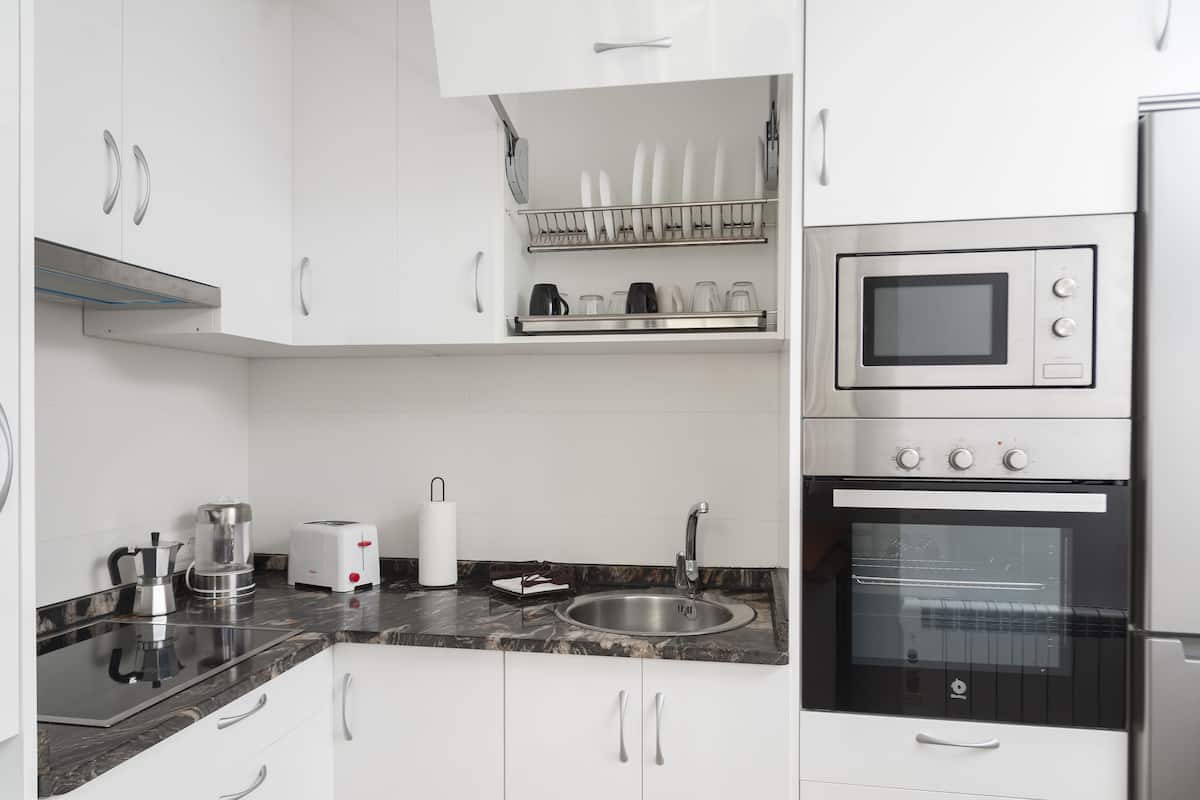 Großer Kühlschrank, Mikrowelle, Ofen, Wasserkocher