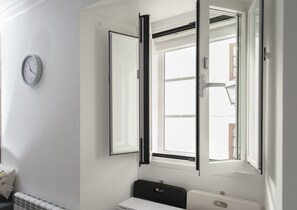 Een koelkast met diepvriezer, een microgolfoven, een oven