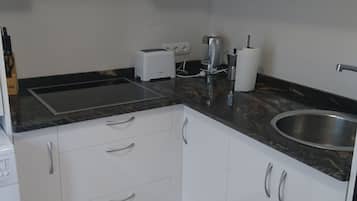 Refrigerador con freezer, microondas, horno, tetera/pava eléctrica