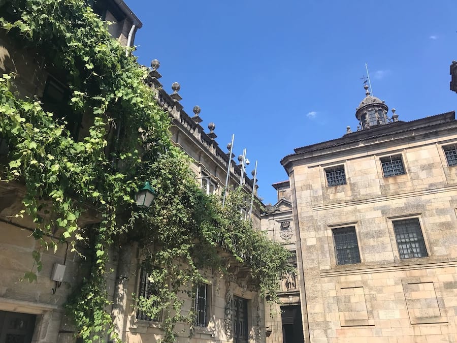 Il s’agit d’un bâtiment historique doté d’une architecture riche et ornée, notamment d’un dôme et d’éléments décoratifs sur le toit.