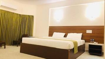 Caja de seguridad en la habitación, escritorio y cortinas blackout