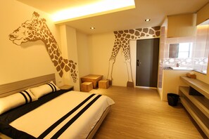 Habitación doble Deluxe, 1 cama matrimonial, para no fumadores, vista a la ciudad | Cortinas blackout y wifi gratis