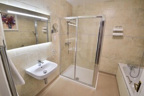 Tripla Standard, letti multipli, non fumatori | Bagno | Set di cortesia gratuito, asciugacapelli, asciugamani