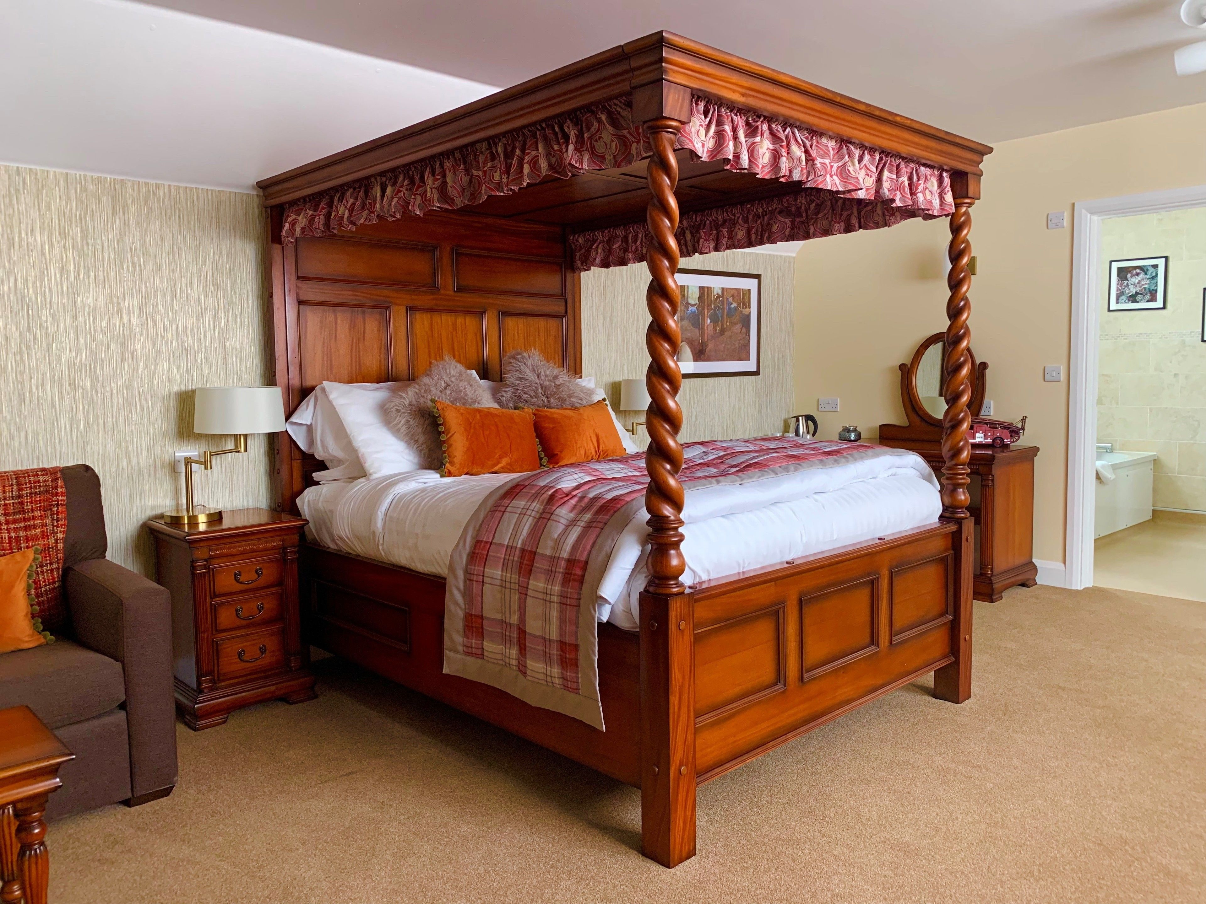 ファミリー ルーム ダブルベッド 1 台ソファーベッド付き 禁煙 | デスク、ベビーベッド (無料)、WiFi (無料)、ベッドシーツ