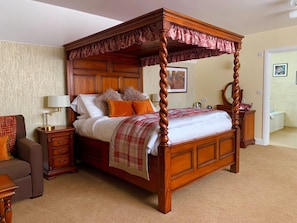 Desk, free cots/infant beds, free WiFi, bed sheets - The Coach and Horses (Worthing)