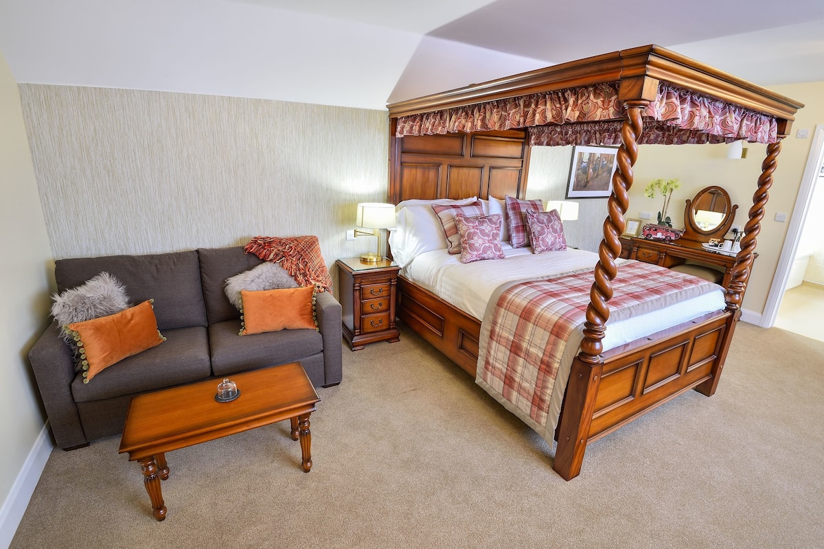 family room, 1 double bed with sofa bed, non smoking | desk, free cots/infant beds, free wifi, bed sheets