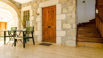 Monolocale | Con stile personalizzato, una scrivania, Wi-Fi gratuito, lenzuola