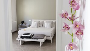 Appartement Deluxe, balcon | Couette en duvet d'oie, minibar, rideaux occultants