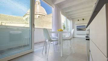 Loftsleilighet – panorama, balkong, byutsikt | Oppholdsområde | LCD-TV