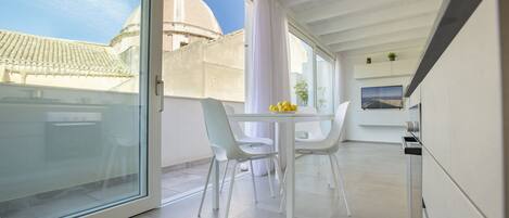 Panoramic Penthouse, Balcony, City View | Ruang tamu | TV LCD