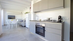 Penthouse Panoramique, balcon, vue ville | Cuisine privée | Grand réfrigérateur, four, plaque de cuisson