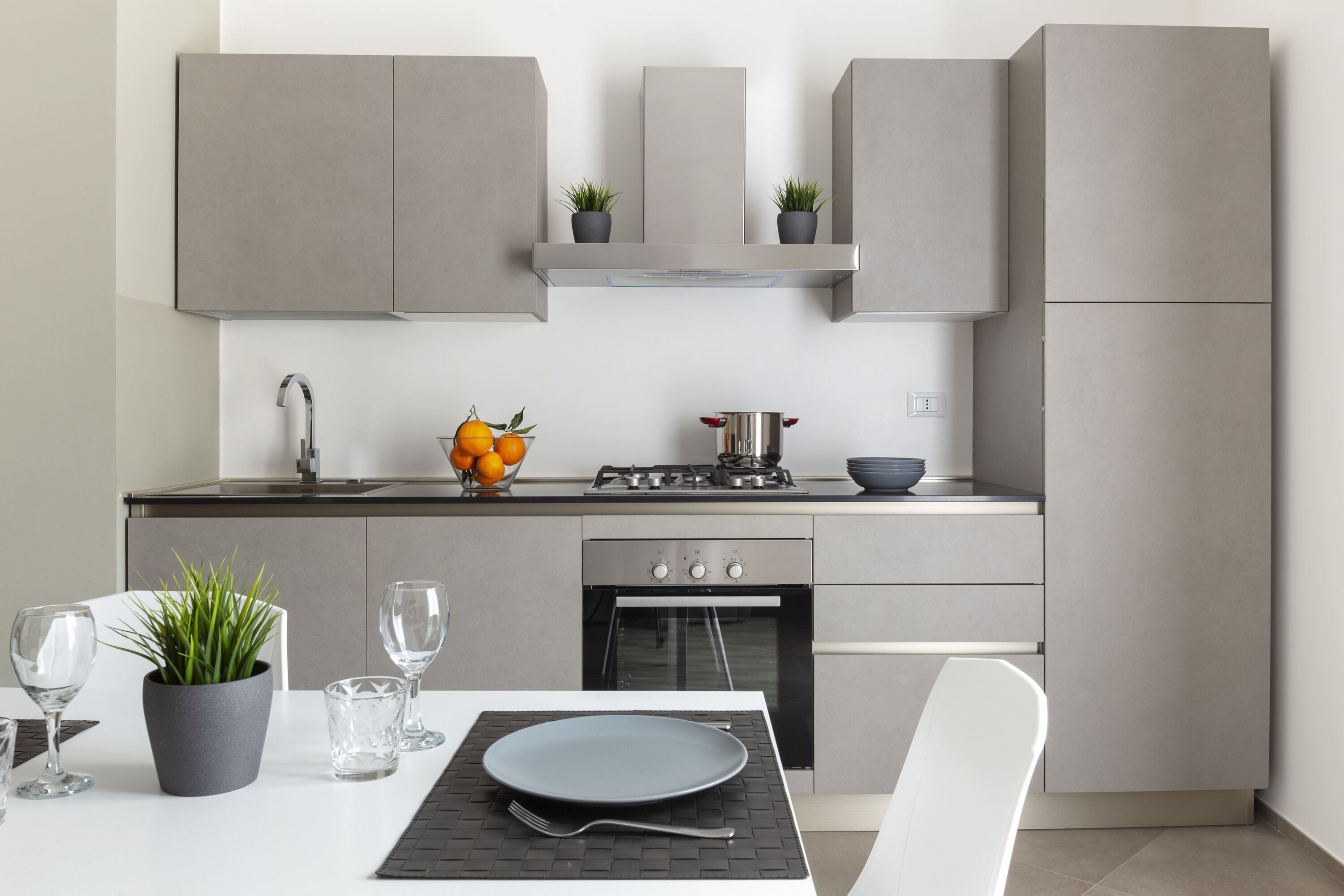 Apartamento luxo, sacada | Cozinha privada | Geladeira grande, fogão, cooktop, talheres/pratos/utensílios de cozinha