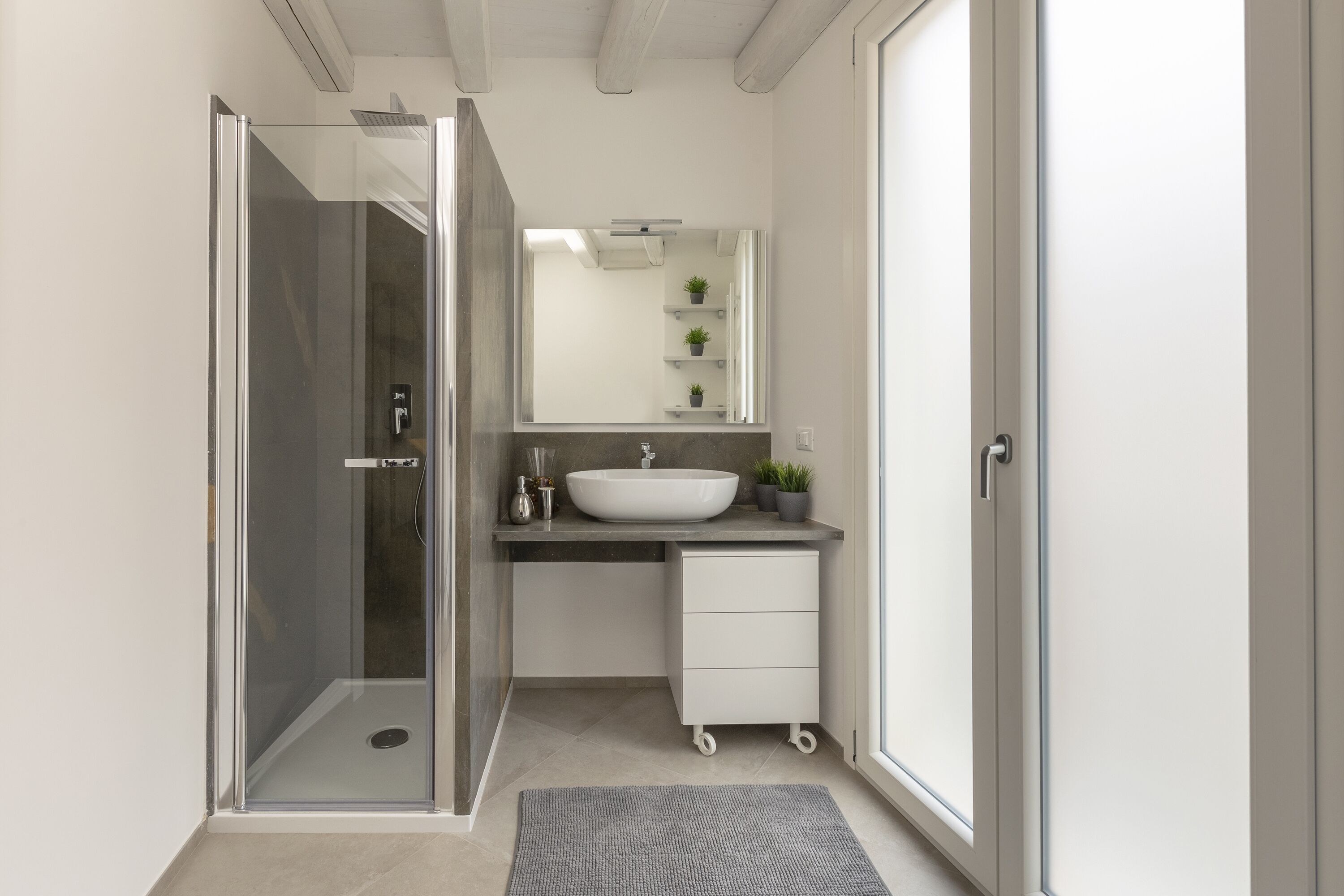 Shower, rainfall showerhead, free toiletries, hair dryer