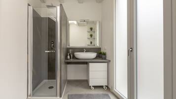 Shower, rainfall showerhead, free toiletries, hair dryer