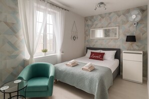 Apartamento, vistas a la ciudad | Zona de estar | Televisión de pantalla plana de 32 pulgadas con canales por cable