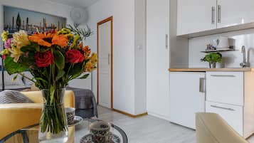 Leilighet, byutsikt | Oppholdsområde | En 32-tommers Flatskjerm-TV med kabel-kanaler samt TV