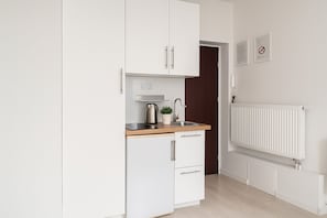 Lejlighed - byudsigt | Opholdsområde | 32-tommers fladskærms-tv med kabelkanaler, tv