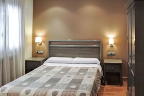 Soundproofing, free WiFi - Hostal y Albergue Haizea - Hostel (Erro)