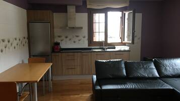 Appartement, 1 slaapkamer | Woonruimte | Een televisie