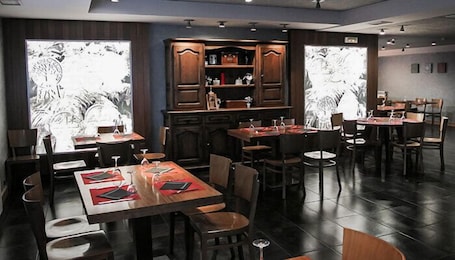 Breakfast, lunch and dinner served. Hostal y Albergue Haizea - Hostel