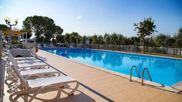 Una piscina al aire libre de temporada