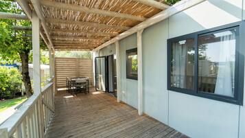 Muebles diferentes, wifi gratis y ropa de cama