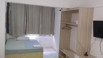 Cortinas blackout, Wi-Fi de cortesia, roupa de cama