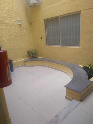 Habitación, 1 cama matrimonial, para no fumadores | Área de sala de estar | Televisión LED