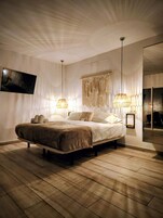 Deluxe Suite | Egyptian cotton sheets, premium bedding, free minibar items