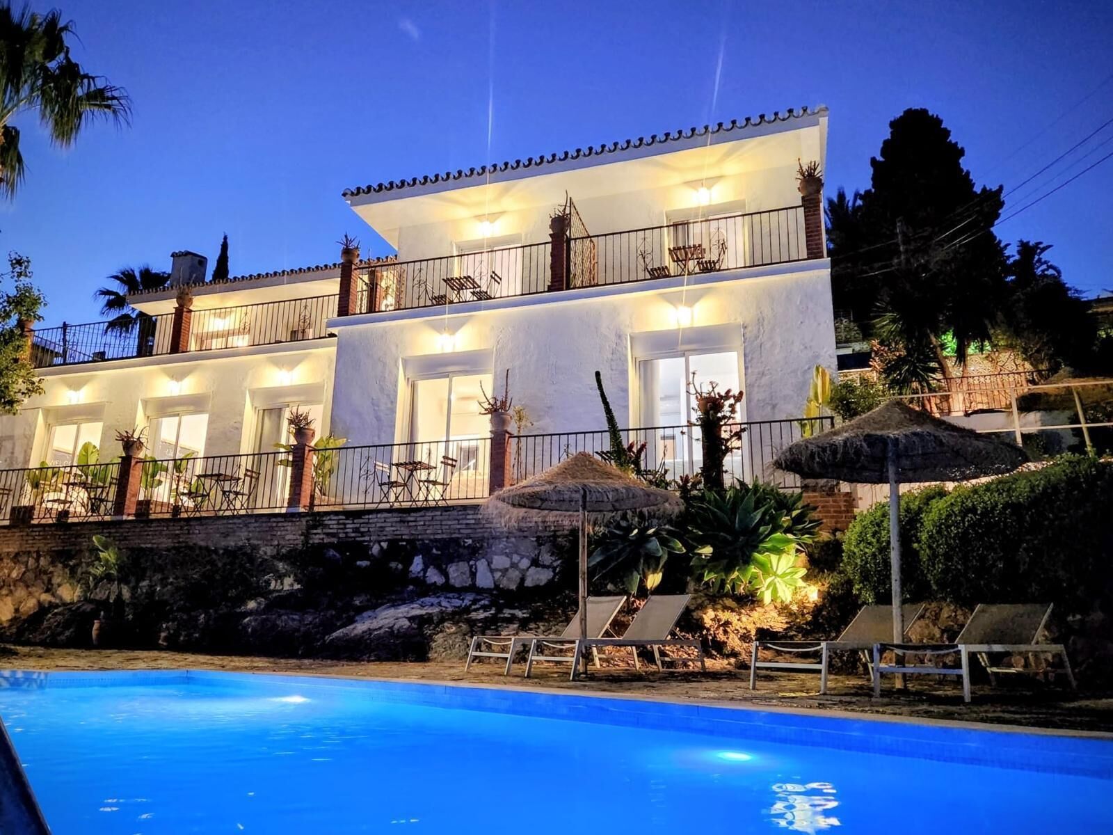 Fachada da propriedade à noite