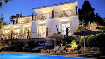 Fachada da propriedade à noite