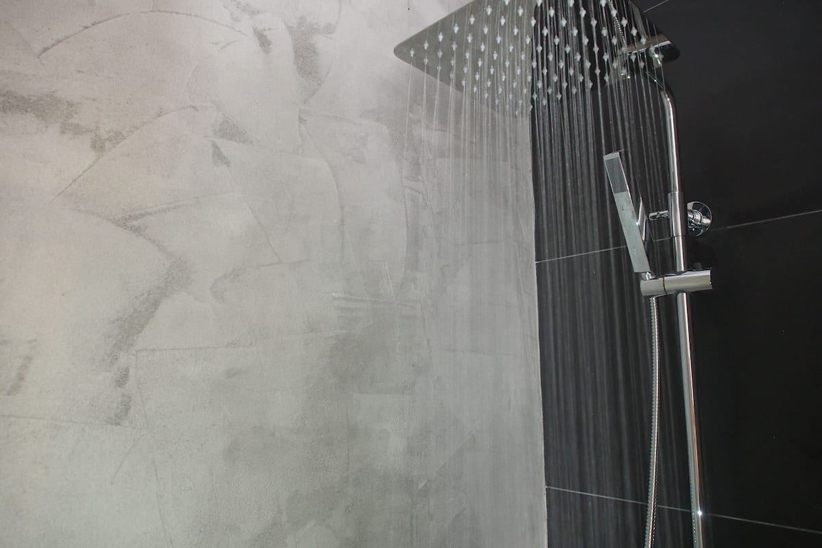 Douche, articles de toilette de luxe, sĂšche-cheveux, serviettes fournies