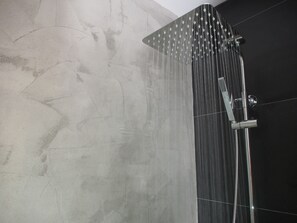 Bruser, designertoiletartikler, hårtørrer, håndklæder