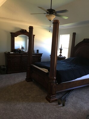 4 bedrooms, iron/ironing board, WiFi, bed sheets