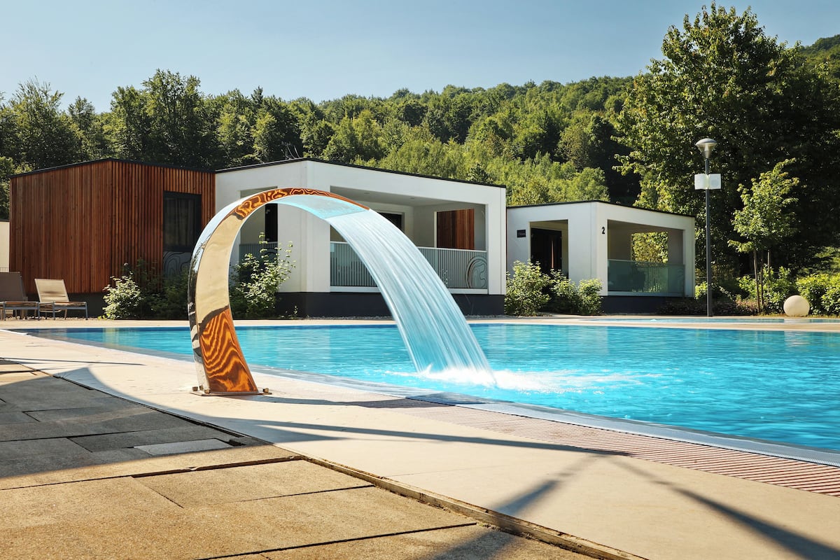 Mobile Deluxe-Unterkunft, 2 Schlafzimmer, Nichtraucher, Poolblick | Blick auf den Garten