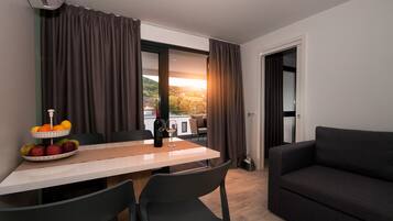 74-cm Smart TV with satellite channels, TV