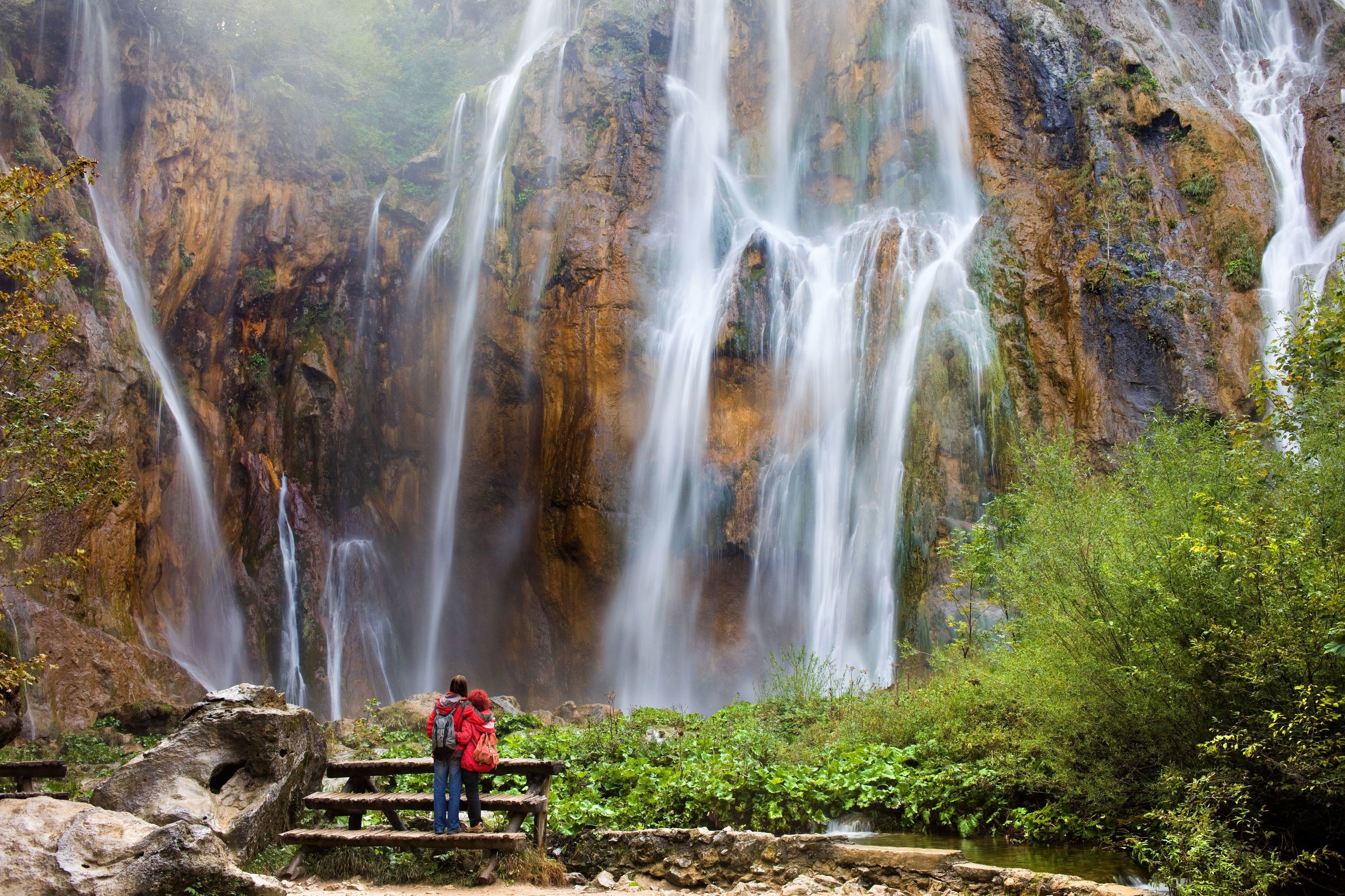 Une cascade composée de plusieurs ruisseaux qui dévalent une falaise rocheuse.