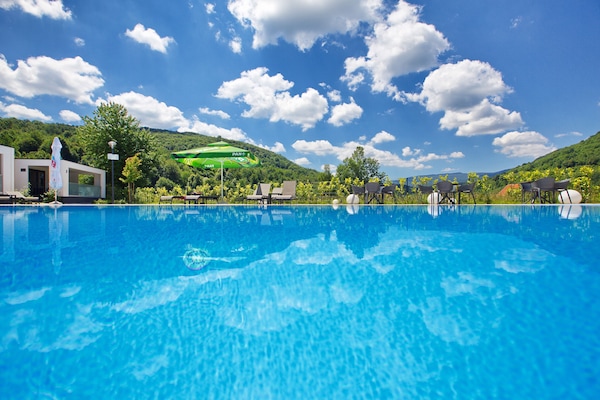 Piscina externa, guarda-sóis, espreguiçadeiras