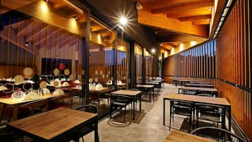 供應早餐、午餐和晚餐,當地和國際料理,游泳池景觀