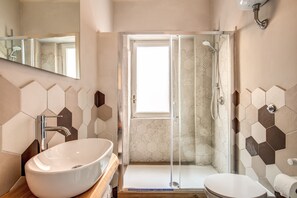 Shower, hair dryer, bidet, towels - Aura paradise apartment (Roma)