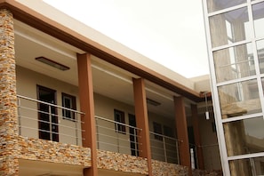 Vista frontal de la propiedad