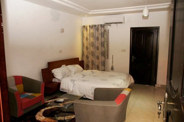 Junior Studio Suite, Non Smoking, City View | Premium bedding, down comforters, blackout drapes, iron/ironing board