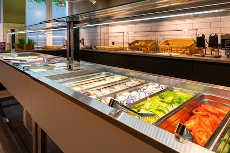 Daily buffet breakfast (PLN 48 per person)