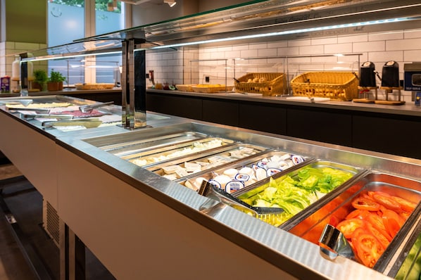 Petit déjeuner buffet (48 PLN par personne)