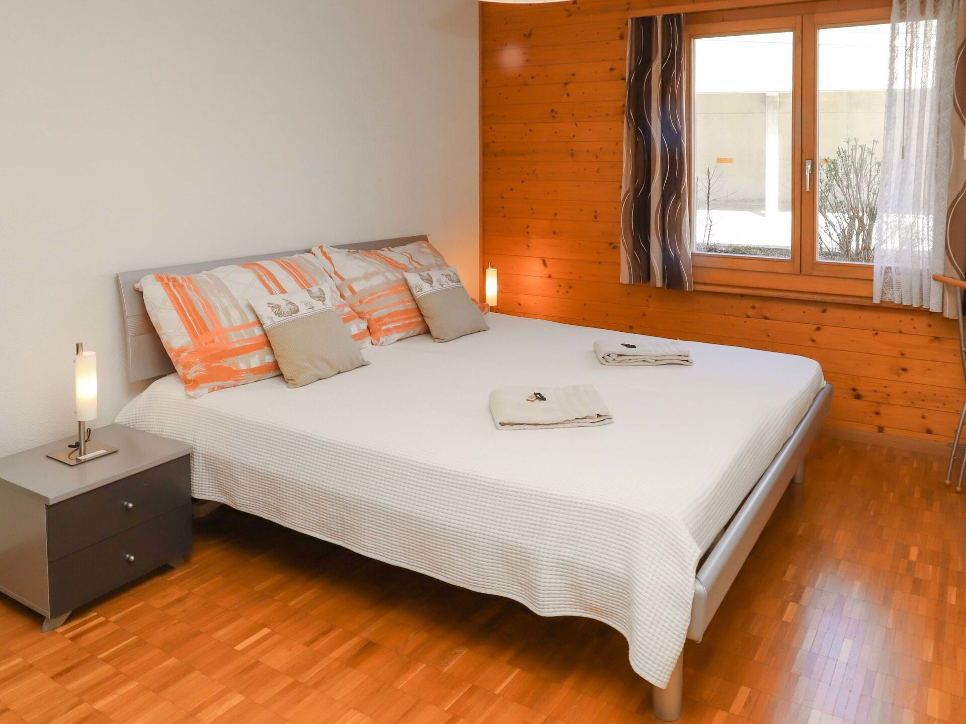 Möbel, Eigentum, Gebäude, Fenster, Komfort, Holz, Textil, Interior Design, Orange, Schatten