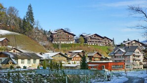 Un ensemble de bâtiments de style chalet traditionnel, à plusieurs étages, qui font probablement partie d’une station de ski.