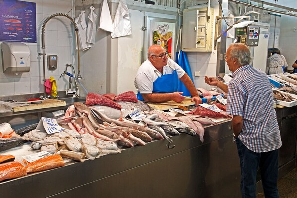 A seafood display with various types of fish and seafood. - Charming and bright apartment just 100m from the beach (Cádiz)