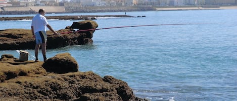 كراسي للتشمس، مظلات الشاطئ