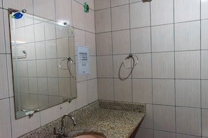 Dormitorio compartido, solo para mujeres (8 camas) | Baño | Regadera y secadora de cabello